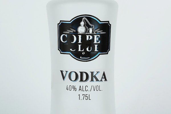 steklenica alkoholnih pijač z logotipom po meri