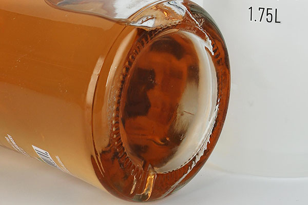 पारदर्शी कांच की शराब की बोतल